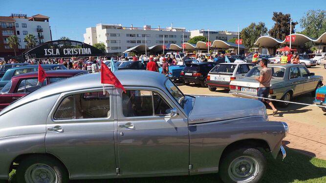 Algunos de los 300 vehículos clásicos que se han dado cita en Isla Cristina