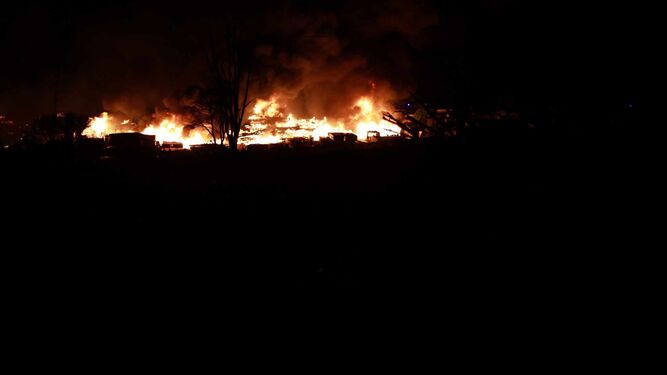 Incendio en un asentamiento chabolista en Palos, este domingo.