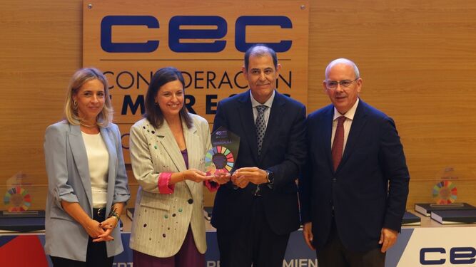 José Luis Trapero y Patricia Cavada recogen la distinción de la CEC de Cádiz.