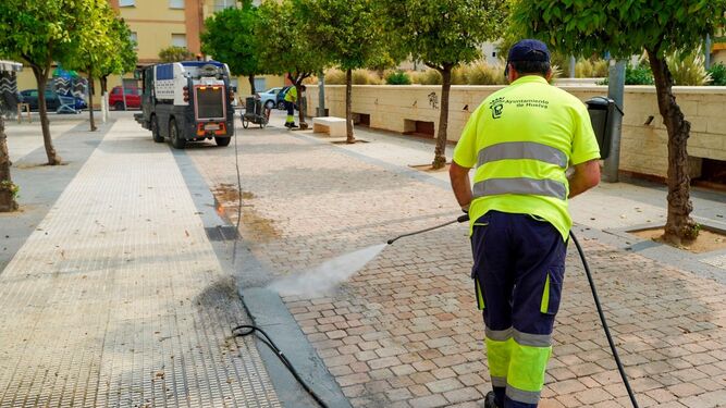 Un operario realiza labores de limpieza este septiembre en Huelva.