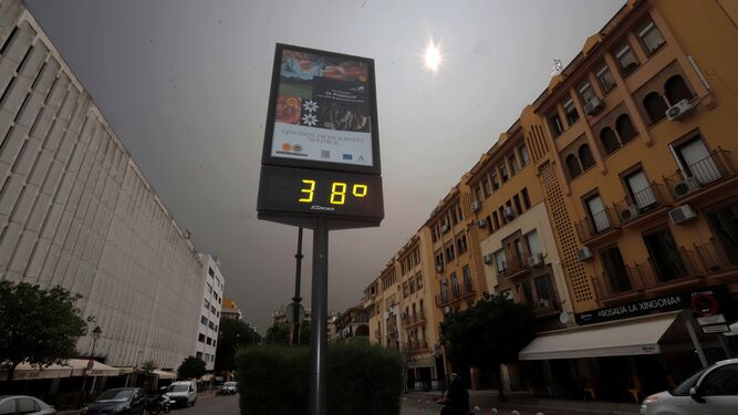 El termómetro de Pablo Rada marca 38 grados.