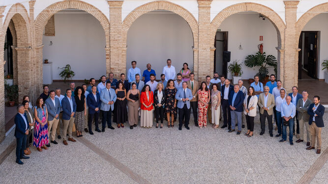 Alcaldes de los 77 municipios participantes en el acto de este viernes en Trigueros de la firma con Diputación para las obras del PFEA.