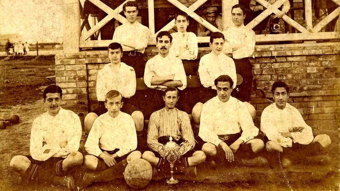 Formación del Huelva Recreation Club en 1906, fundado por William Alexander Mackay en 1889.