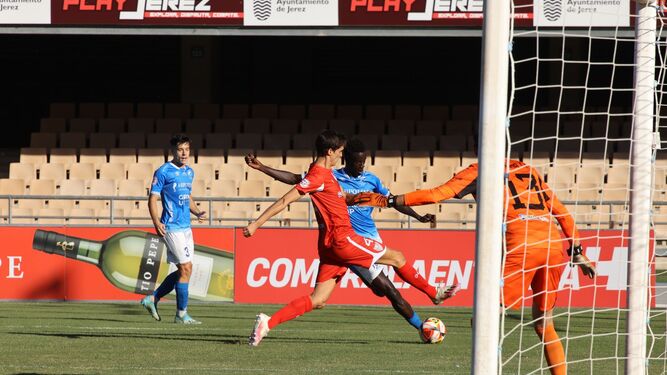 Un momento del partido entre el Xerez Deportivo FC y La Palma en Chapín.
