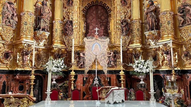El Simpecado de la Matriz de Almonte ya preside el altar de la ermita del Rocío.