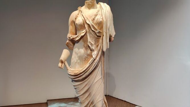 La estatua femenina de mármol de época romana