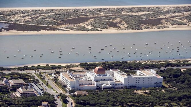 Uno de los hoteles de la costa de Huelva, en Nuevo Portil.