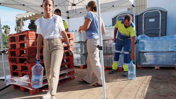 Vecinas de Nuevo Portil retiran garrafas de agua embotellada