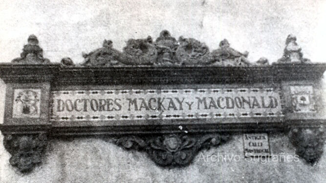Antiguo nomenclator de la calle de los Doctores Mackay y Macdonald.