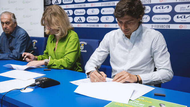 Jesús Vázquez y Gloria Puy firman el acuerdo de colaboración.