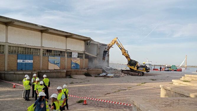 Comienzan los trabajos de demolición de las naves del Muelle de Levante de Huelva