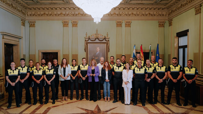La alcaldesa de Huelva con los nuevos efectivos de la Policía Local.