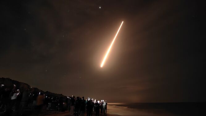 Cientos de personas presencian desde Mazagón el lanzamiento del cohete Miura 1.