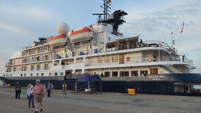 Los turistas bajan del crucero para conocer el centro de Huelva.