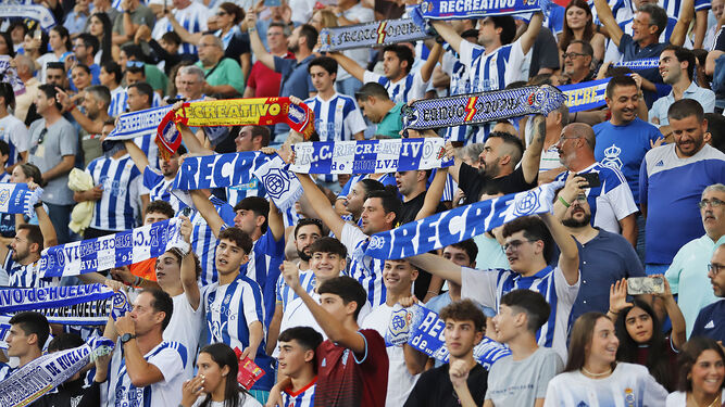 Aficionados del Recre durante el partido del Málaga.