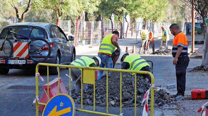 Obras en la avenida Manuel Siurot de Huelva.
