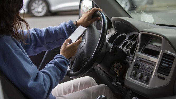 El pasado año se pusieron 1.134 multas por usar el móvil al volante en Huelva