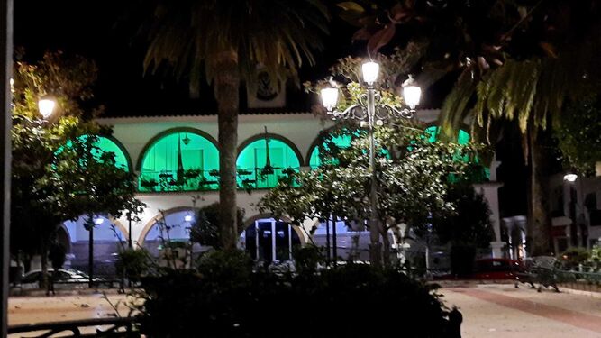El Ayuntamiento de Lepe iluminado de color verde.