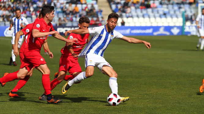 Borja Díaz se escapa de tres rivales durante el partido frente al Ibiza en la 18/19.