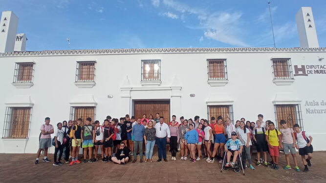 Jovenes onubenses disfrutan del entorno de la dehesa de Huelva