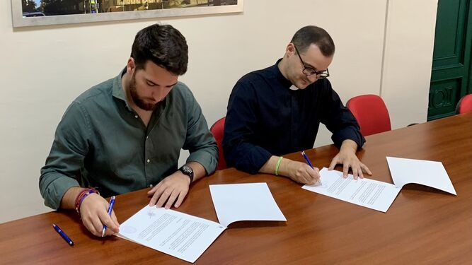 Mario Domínguez y Jaime Cano en la firma de la cesión.