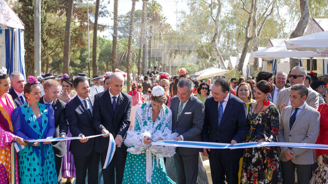 La alcaldesa, Pilar Miranda, inaugura la Feria del Caballo en Huelva.