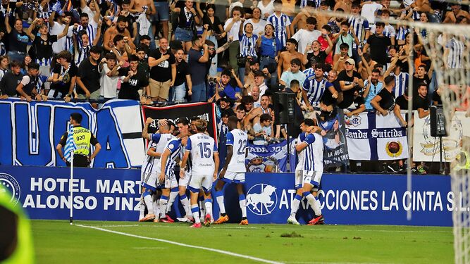 Los jugadores del Recreativo celebran el gol ante el Málaga.