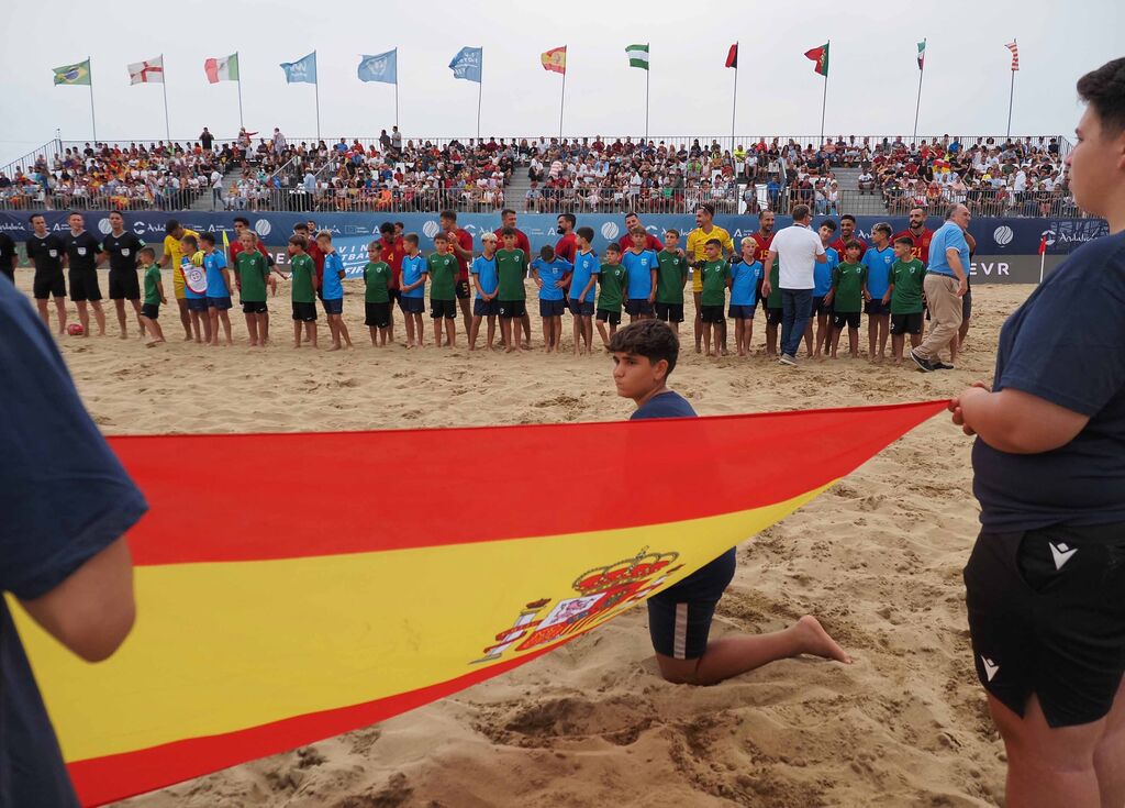 Las mejores im&aacute;genes del inicio del Mundialito de F&uacute;tbol Playa celebrado en Ayamonte