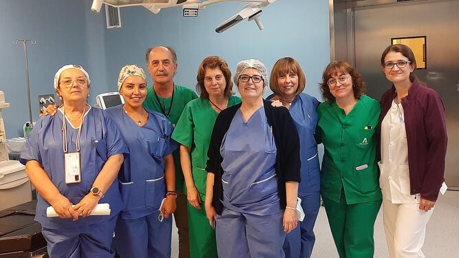 Equipo de quirófano de operaciones oftalmológicas del hospital Infanta Elena.