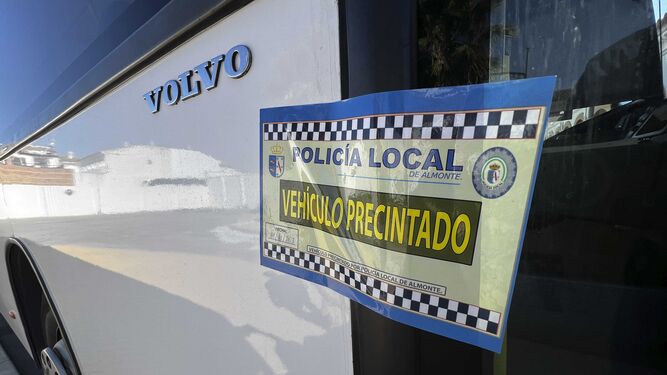 El autobús escolar de Almonte, inmovilizado y precintado por la Policía Local