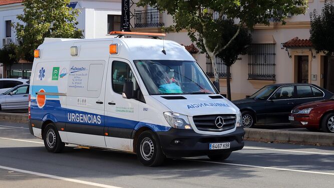 Una ambulancia por las calles de Lepe.