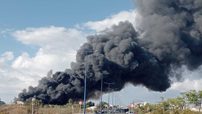 Un incendio en las instalaciones de Antonio España Gestión de Residuos provoca una gran alarma en Huelva