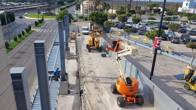 Trabajos para la instalación de la nueva rampa en el pasarela de Bahía Sur.