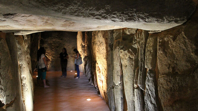 Turistas visitan el Dolmen de Soto