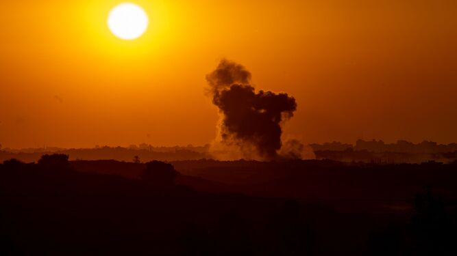 Columna de humo tras un ataque israelí a Gaza.