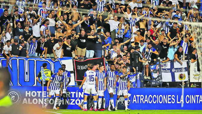 Los jugadores del Recreativo de Huelva en el partido contra el Málaga.