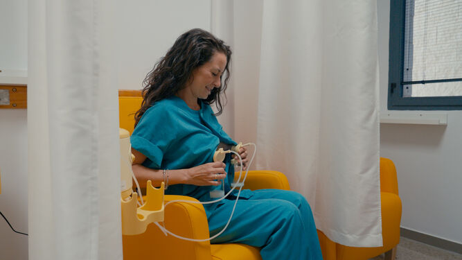 Una profesional del hospital Juan Ramón Jiménez en la nueva sala de lactancia materna.