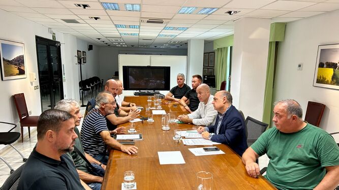 Reunión entre representantes del sector de los mariscadores de a pie y la Junta de Andalucía.