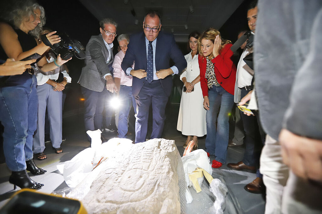 Llega a Huelva la tercera estela diademada encontrada en Ca&ntilde;averal