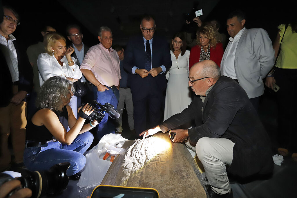 Llega a Huelva la tercera estela diademada encontrada en Ca&ntilde;averal
