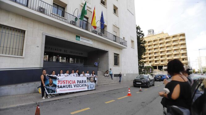 Familiares de Samuel Vizcaya en la Audiencia Provincial de Huelva, este lunes.