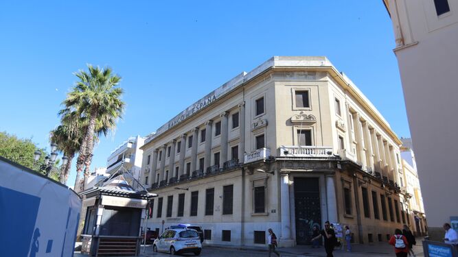 El edificio del antiguo Banco  de  España, en la céntrica Plaza de  las Monjas de  la capital onubense
