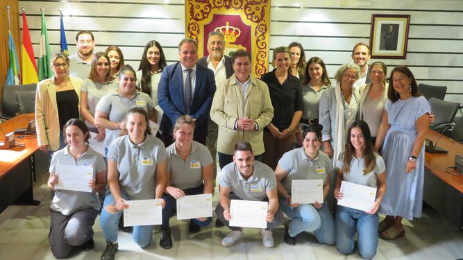 Los jóvenes de Huelva reciben sus diplomas.