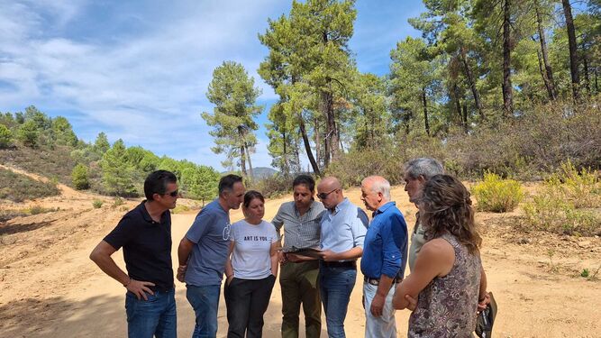 Pedro Yórquez visita las obras en la red viaria forestal de Huelva.