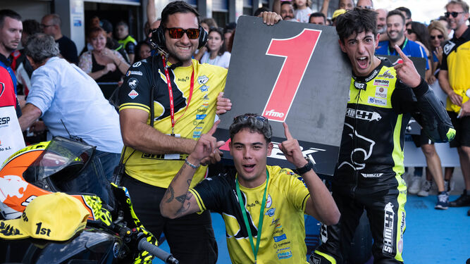 Kike Millán (hermano de Hugo Millán) junto con José Luis Armario (piloto) y Alejandro (mecánico) celebrando el triunfo en el parque cerrado.