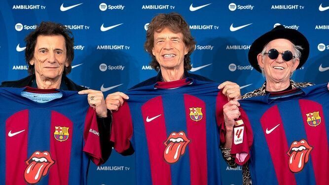 Los Rolling Stones posan con la camiseta que lucirá el Barcelona.