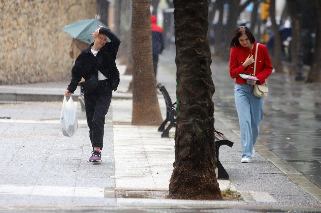 Im&aacute;genes del temporal de viento y lluvia durante la ma&ntilde;ana en Huelva