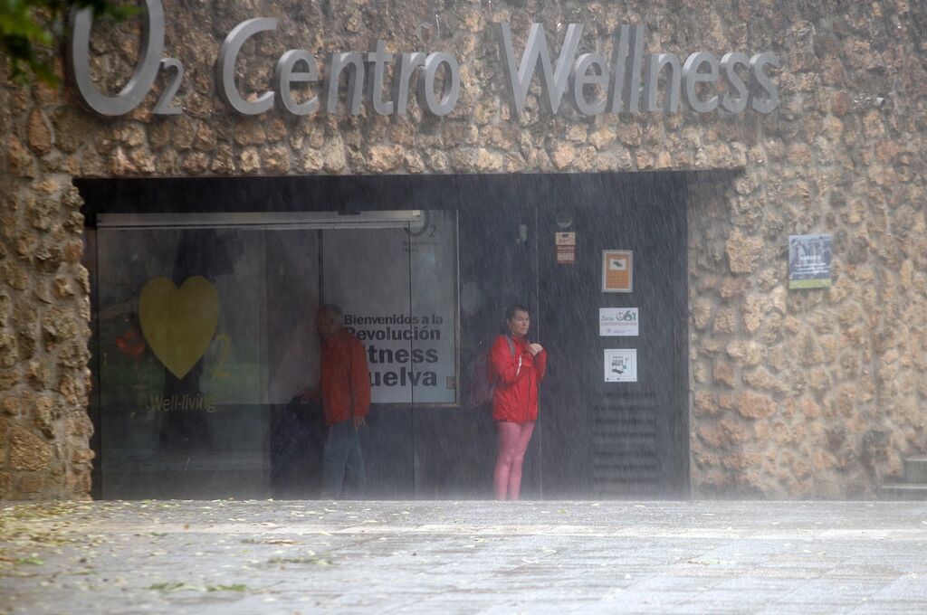 Im&aacute;genes del temporal de viento y lluvia durante la ma&ntilde;ana en Huelva