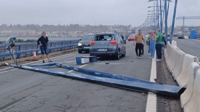 Se cae una farola del puente de Punta Umbría encima de un vehículo por el viento