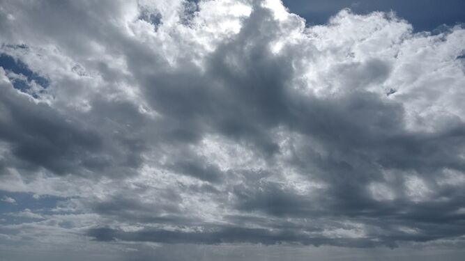 Cielo nublado en el litoral.